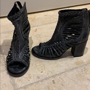 Free bird by Steven open toed back zip bootie